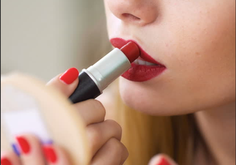 Musim Hujan Makeup Kamu Gampang Luntur? Coba Tips Lipstik Awet 12 Jam dari Archangela Chelsea deh! 