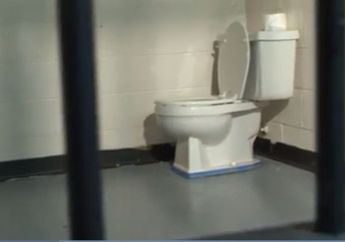 Polisi Rela Menunggu Seorang Tahanan Untuk Buang Air Besar yang Sudah Ditahannya Selama 22 Hari, Ternyata Ini Alasannya