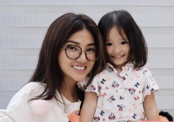 Sambut Tahun Baru Imlek, Intip Gaya Busana Kompak Sarwendah dan Thalia, Gemes Banget!