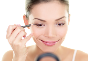 4 Cara Bikin Makeupmu Tahan Lama Seharian, yuk Contek Biar Nggak Cepat Luntur