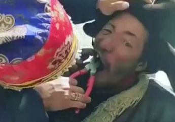 Ekstrem, Seorang Pria Cabut Gigi Kakek-kakek Dengan Catut