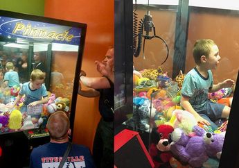 Terperangkap di Mesin Capit Bareng Boneka, Bocah Segede Gini Masuk Lewat Mana ya? 