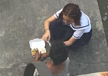 Mengharukan, Seorang Siswi Suapi Gelandangan dan Tunjukkan Rasa Kemanusiaan Itu Masih Ada