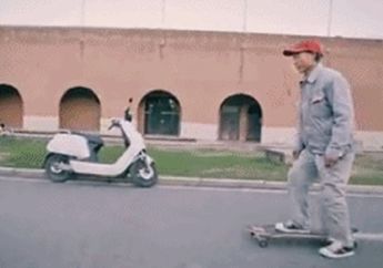 Tubuh Tua Jiwa Muda, Lihat deh Aksi Nyentrik Seorang Kakek Bermain Skateboard