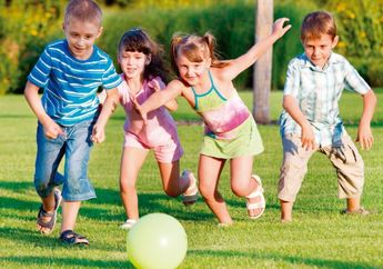 Bermain Bola Saat Usia Anak-anak Dapat Menguatkan Kepadatan Tulang loh