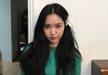 Contek deh Gaya Naeun Apink dengan Floral Print Suit Biar Penampilanmu Makin Stylish Saat di Kantor
