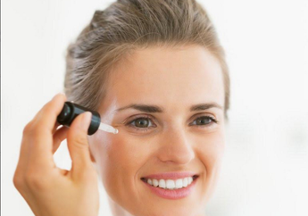 Sering Dianggap Sepele, Ini Manfaat Penting dari Penggunaan Serum Wajah Setiap Hari