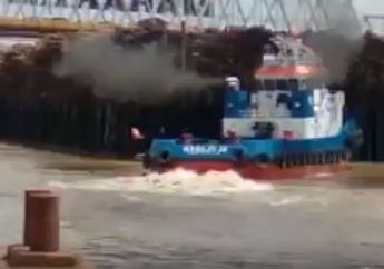 Diduga Alami Rem Blong, Kapal Pengangkut Kayu Tabrak Jembatan Mahakam