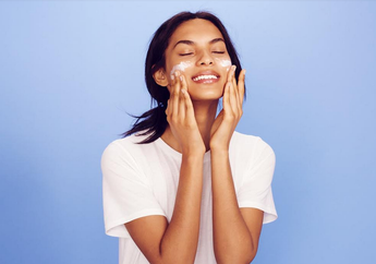 Nggak Boleh Berlebihan Juga, Ini Manfaat Double Celansing Untuk Kulit Wajah Sehat dan Cantik