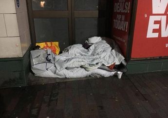 Miris, Lagi Tidur di Emperan Toko, Seorang Gelandangan Disiram Seember Air Oleh Orang Iseng