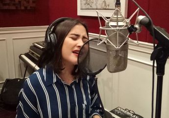 Prilly Latuconsina Ingin Puisinya Dinyanyikan Oleh Melly Goeslaw