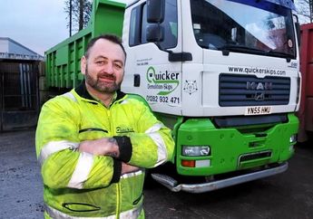 Jackpot! Petugas Kebersihan Temukan Uang Senilai 95 Juta Rupiah Saat Membersihkan Sampah