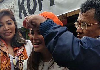 VIDEO: Kunjungi Kopi Joni, Chacha Frederica Lebih Pilih Hotman Paris Daripada Buaya