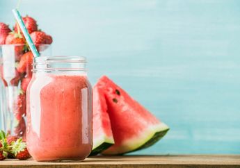 Kembalikan Cairan Tubuhmu dengan Smoothie Semangka yang Segernya Selangit