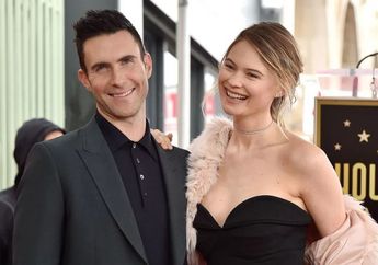 Behati Prinsloo Sebut Bayi Perempuannya Lebih Mirip Adam Levine, Masa Sih?