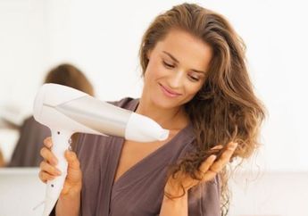 5 Kesalahan yang Sering Dilakukan Saat Menggunakan Hair Dryer, Kamu Termasuk Nggak nih?
