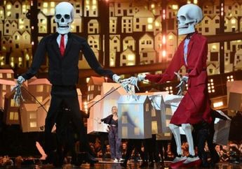 Enggak Bisa Lihat Panggung, Penari Latar Katty Perry Terjatuh