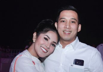 Tuai Pujian, Ini Penampilan Elegan Nindy dan Sang Suami, Kompak Banget!