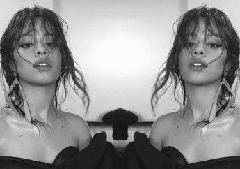 Keren Banget! Gaya Street Style Camila Cabello dengan Jins Belel di London Fashion Week 2018 Bisa Ditiru nih!