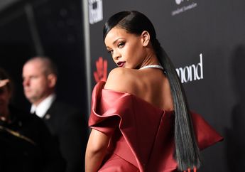 Rayakan Ulang Tahun ke 30, Rihanna Malah Tampil 'Membenci Diri Sendiri' dengan T-Shirt Nyentrik