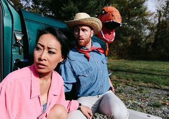 Bukan Pose Romantis, Pasangan Ini Malah Gelar Foto Pertunangan dengan Tema Film yang Kocak Abis