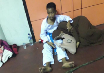 Karateka Cilik Tak Pedulikan Rasa Lelah dan Biarkan Sang Ibu Tidur Pulas di Pangkuannya