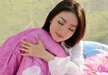 Hadiri Gala Premiere Film &lsquo;Nini Thowok&rsquo;, Natasha Wilona Tampil Anggun dalam Balutan Dress Hitam Simpel, Lihat yuk!