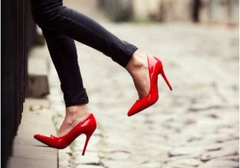 Ini 4 Hal yang Bantu Kamu Tampil Cantik dengan Sepatu Hak yang Nyaman, Kepoin yuk!