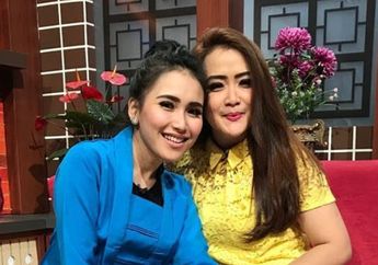 Ulala..Kenakan Baju Rumahan, Ayu Ting Ting dan Vega Darwanti Kompak Pakai Sandal Mahal yang Sama, Kepoin yuk!