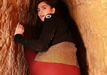 Dari Charity Sampai ke Bengkel, Inilah Gaya &ldquo;Tertutup&rdquo; Blanca Blanco yang Terkesan Sopan