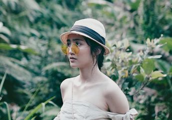 Contek Inspirasi Tampil Stylish dengan Fishnet Socks ala Febby Rastanty, Simpel Banget!