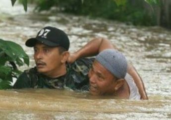 Aksi Heroik Sertu Moch. Waki Selamatkan Warga yang Hanyut di Sungai Tuai Pujian Netizen