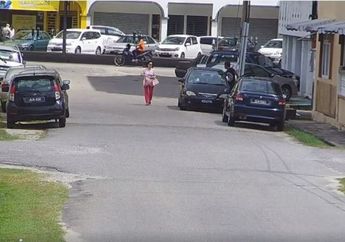 Aksi Penjambretan Terekam Kamera, Korban Wanita Terjatuh Hingga Masuk ke Selokan