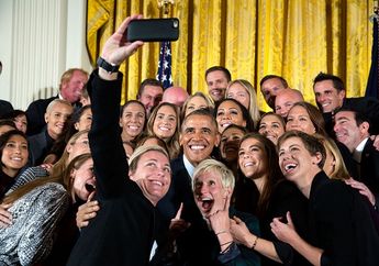 Makin Banyak Makin Seru, Group Selfie Pun Digandrungi, Kamu Juga Pasti Doyan