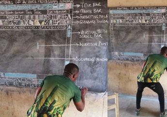 Tak Punya Komputer, Seorang Guru Ajarkan Microsoft Excel Hanya dengan Papan Tulis