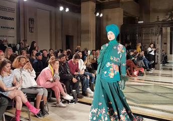 Desainer Jeny Tjahyawati Pamerkan Busana Modest Etnik Hijab Bertajuk Bunga Loppo di Fashion Scout London Fashion Week 2018 