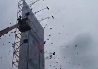 Hujan Duit di Kuningan Jadi Rebutan, Netizen Sebarkan Foto Warga yang Pamerkan Hasil Uangnya