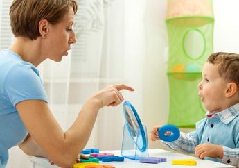 3 Cara Penanganan Apraxia pada Si Kecil, Orangtua Millennials Harus Tahu nih