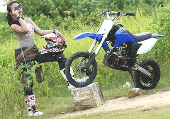 Ikutan Yuk, Gadis Cantik ini Suka Banget Turing Bareng Club Motornya di Malang