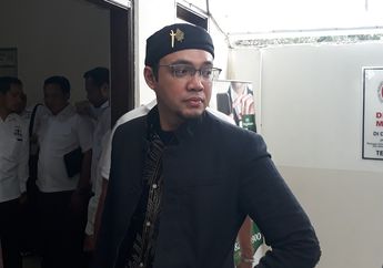 Hadiri Sidang Mediasi, Sandy Tumiwa Pakai Ikat Kepala