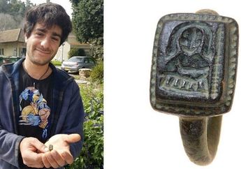 Tukang Kebun Tak Sengaja Temukan Cincin Berusia 700 Tahun Bercitra Santa Claus