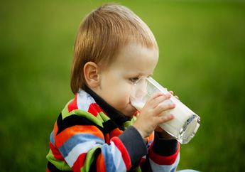 Hati-hati! Ternyata 3 Kebiasaan Ini Bisa Menyebabkan Kerusakan Gigi pada Si Kecil loh 