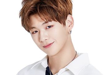 Ada Bungkus Rokok di Jaket yang Dipakai Kang Daniel Wanna One, Begini Pembelaan Fansnya!