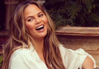 Kece Maksimal, Gaya Edgy Chrissy Teigen Saat Sedang Hamil yang Super Simpel, Wajib Dilihat nih!
