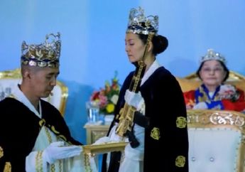 Para Mempelai Pengantin dan Hadirin Tenteng Senapan Laras Panjang Dalam Upacara Pernikahan 'Bersenjata'