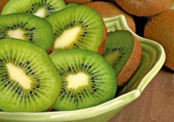 Mulai Sekarang Konsumsi Buah Kiwi Bersama Kulitnya, Manfaatnya Kamu Nggak Akan Percaya