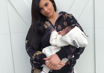 Punya Kuku Panjang, Begini Cara Kylie Jenner Merawat dan Ganti Popok Baby Stormi Webster
