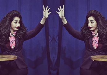 Sering Bergaya Konyol, Penampilan Hesti Purwadinata dengan Dress Merahnya Ini Bikin Pangling Banget!