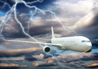 Terbang Dalam Cuaca Buruk, Penumpang Tak Sengaja Rekam Detik-detik Sayap Pesawat Hampir Disambar Petir 