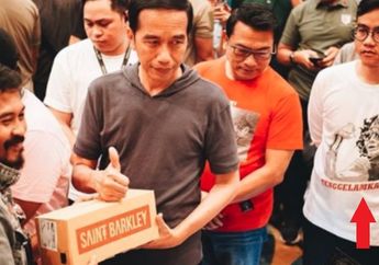 Kaos Gibran Bikin Salfok, Saat Antar Jokowi Beli Sneaker di Mal
